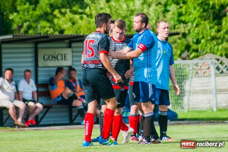 Zdjęcie w galerii na portalu naszraciborz.pl: Puchar, szampan i race na zakończenie sezonu. Awans Tworkowa do klasy okręgowej [FOTO i WIDEO] wiadomości z regionu