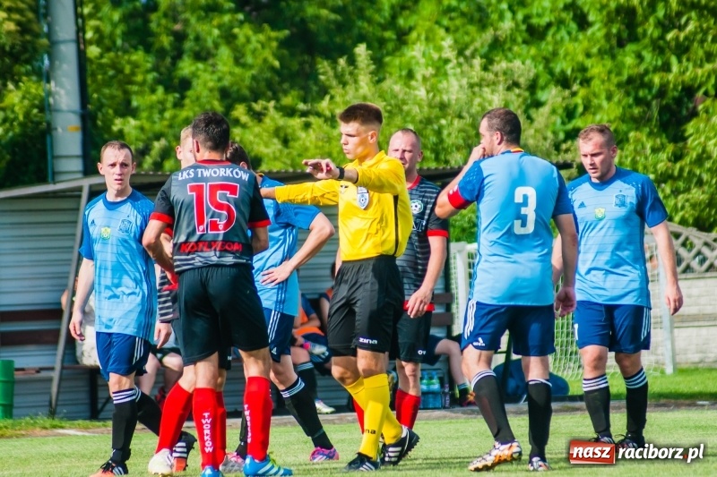 Zdjęcie w galerii na portalu naszraciborz.pl: Puchar, szampan i race na zakończenie sezonu. Awans Tworkowa do klasy okręgowej [FOTO i WIDEO] wiadomości z regionu