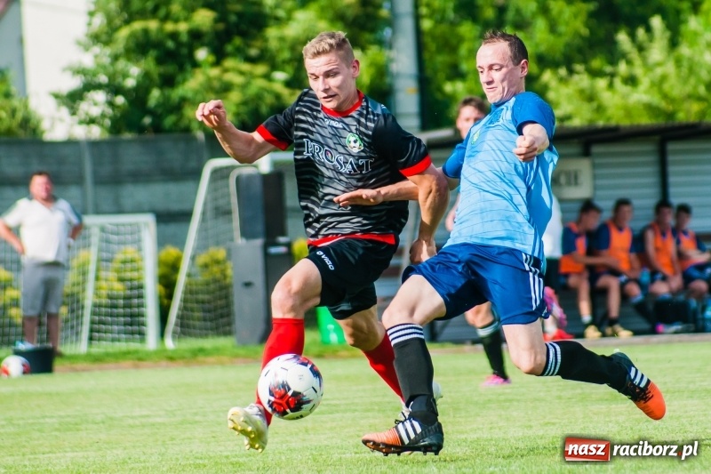 Zdjęcie w galerii na portalu naszraciborz.pl: Puchar, szampan i race na zakończenie sezonu. Awans Tworkowa do klasy okręgowej [FOTO i WIDEO] wiadomości z regionu