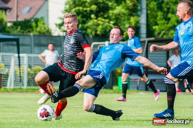 Zdjęcie w galerii na portalu naszraciborz.pl: Puchar, szampan i race na zakończenie sezonu. Awans Tworkowa do klasy okręgowej [FOTO i WIDEO] wiadomości z regionu