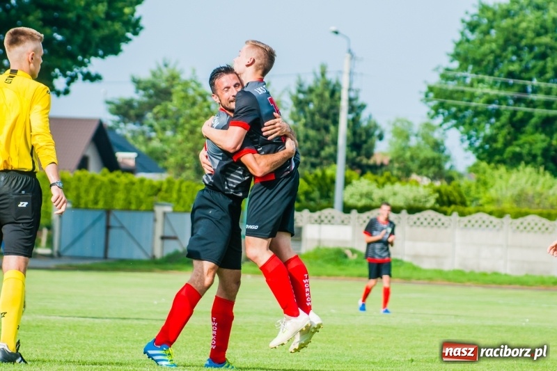 Zdjęcie w galerii na portalu naszraciborz.pl: Puchar, szampan i race na zakończenie sezonu. Awans Tworkowa do klasy okręgowej [FOTO i WIDEO] wiadomości z regionu