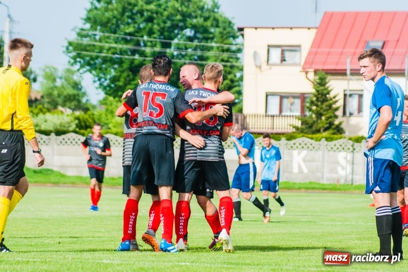 Zdjęcie w galerii na portalu naszraciborz.pl: Puchar, szampan i race na zakończenie sezonu. Awans Tworkowa do klasy okręgowej [FOTO i WIDEO] wiadomości z regionu