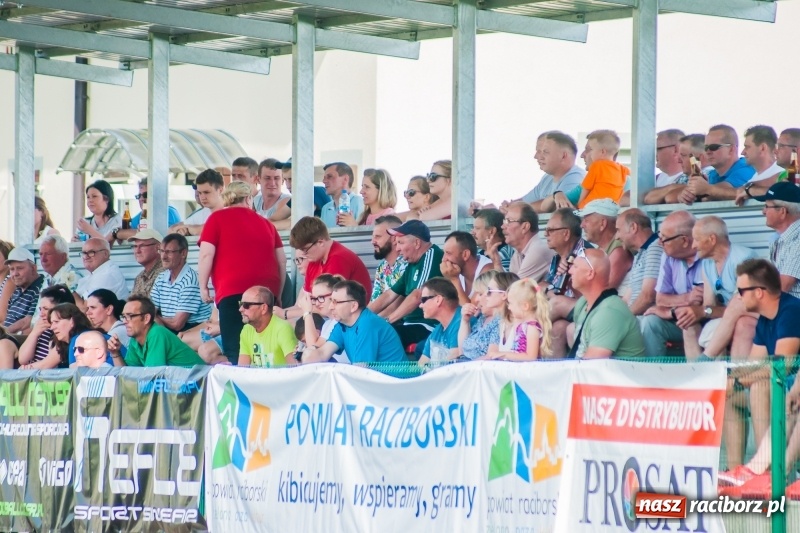 Zdjęcie w galerii na portalu naszraciborz.pl: Puchar, szampan i race na zakończenie sezonu. Awans Tworkowa do klasy okręgowej [FOTO i WIDEO] wiadomości z regionu