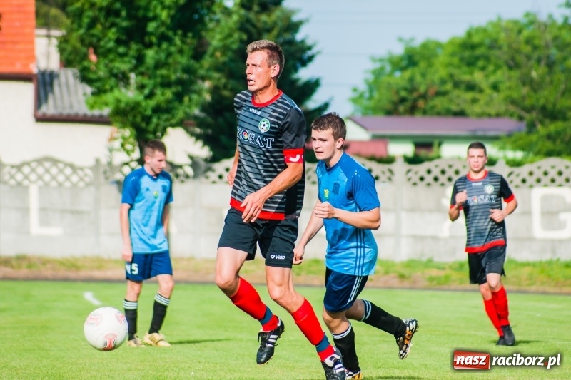 Zdjęcie w galerii na portalu naszraciborz.pl: Puchar, szampan i race na zakończenie sezonu. Awans Tworkowa do klasy okręgowej [FOTO i WIDEO] wiadomości z regionu