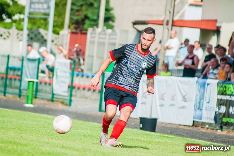 Zdjęcie w galerii na portalu naszraciborz.pl: Puchar, szampan i race na zakończenie sezonu. Awans Tworkowa do klasy okręgowej [FOTO i WIDEO] wiadomości z regionu