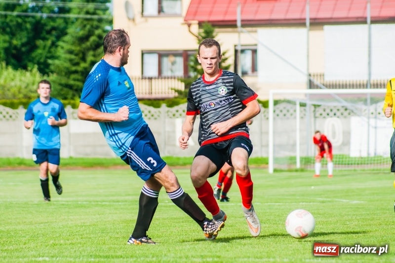 Zdjęcie w galerii na portalu naszraciborz.pl: Puchar, szampan i race na zakończenie sezonu. Awans Tworkowa do klasy okręgowej [FOTO i WIDEO] wiadomości z regionu