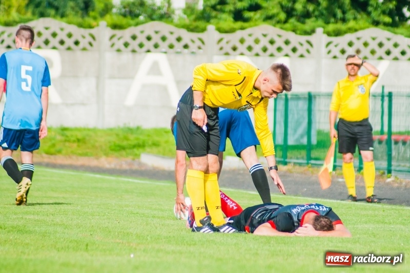 Zdjęcie w galerii na portalu naszraciborz.pl: Puchar, szampan i race na zakończenie sezonu. Awans Tworkowa do klasy okręgowej [FOTO i WIDEO] wiadomości z regionu