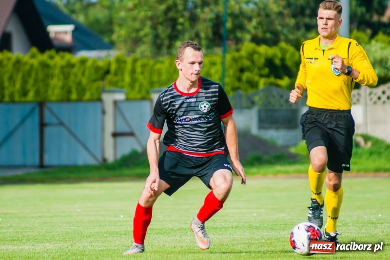 Zdjęcie w galerii na portalu naszraciborz.pl: Puchar, szampan i race na zakończenie sezonu. Awans Tworkowa do klasy okręgowej [FOTO i WIDEO] wiadomości z regionu