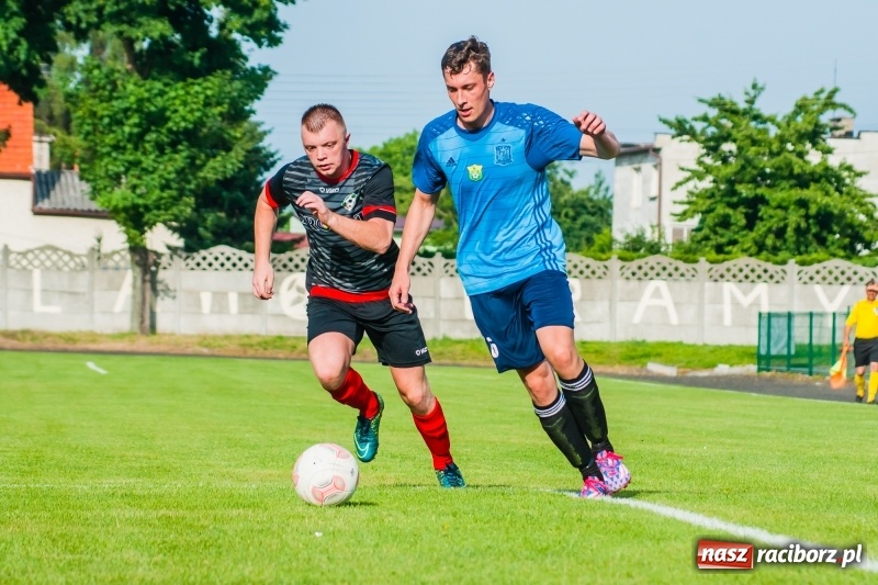 Zdjęcie w galerii na portalu naszraciborz.pl: Puchar, szampan i race na zakończenie sezonu. Awans Tworkowa do klasy okręgowej [FOTO i WIDEO] wiadomości z regionu