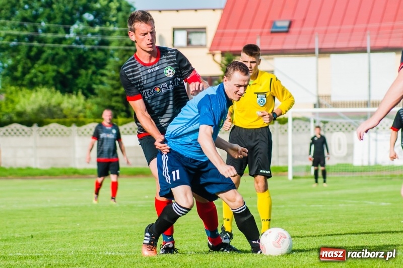 Zdjęcie w galerii na portalu naszraciborz.pl: Puchar, szampan i race na zakończenie sezonu. Awans Tworkowa do klasy okręgowej [FOTO i WIDEO] wiadomości z regionu