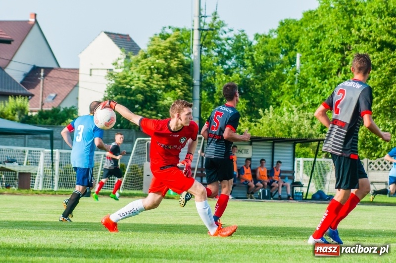 Zdjęcie w galerii na portalu naszraciborz.pl: Puchar, szampan i race na zakończenie sezonu. Awans Tworkowa do klasy okręgowej [FOTO i WIDEO] wiadomości z regionu