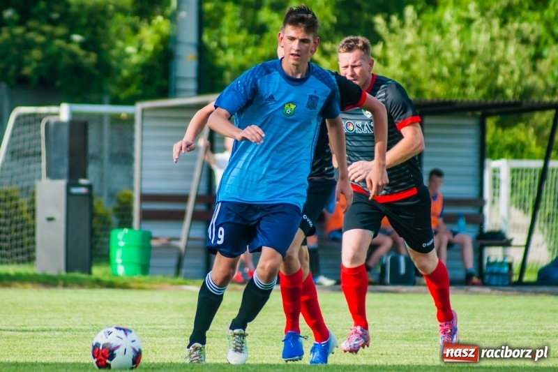 Zdjęcie w galerii na portalu naszraciborz.pl: Puchar, szampan i race na zakończenie sezonu. Awans Tworkowa do klasy okręgowej [FOTO i WIDEO] wiadomości z regionu