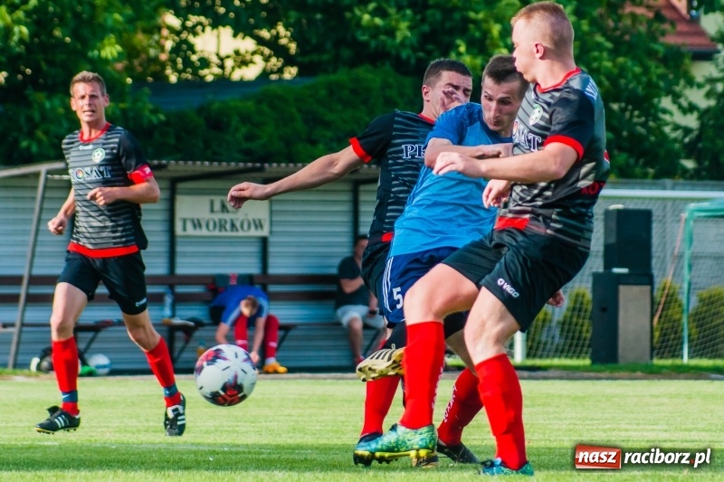 Zdjęcie w galerii na portalu naszraciborz.pl: Puchar, szampan i race na zakończenie sezonu. Awans Tworkowa do klasy okręgowej [FOTO i WIDEO] wiadomości z regionu