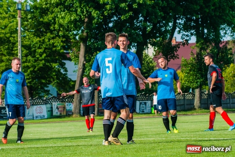 Zdjęcie w galerii na portalu naszraciborz.pl: Puchar, szampan i race na zakończenie sezonu. Awans Tworkowa do klasy okręgowej [FOTO i WIDEO] wiadomości z regionu