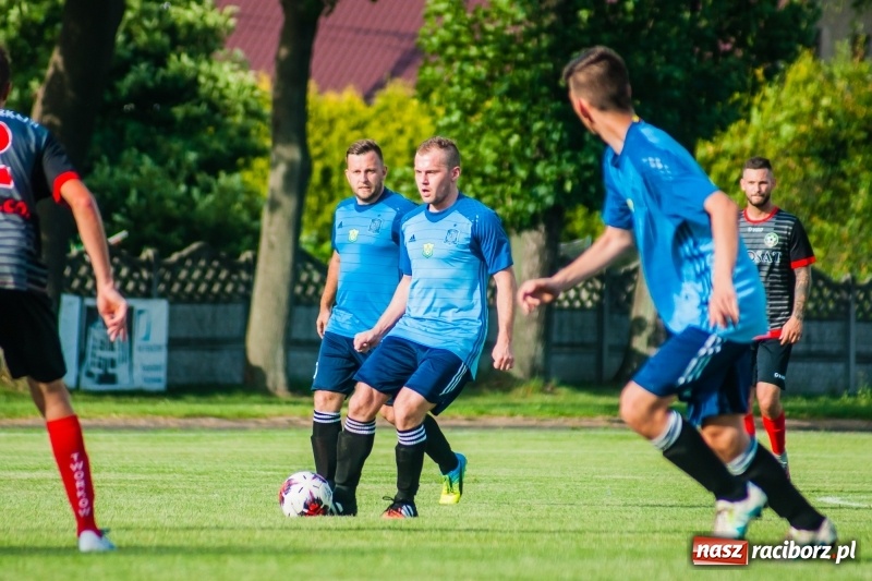 Zdjęcie w galerii na portalu naszraciborz.pl: Puchar, szampan i race na zakończenie sezonu. Awans Tworkowa do klasy okręgowej [FOTO i WIDEO] wiadomości z regionu