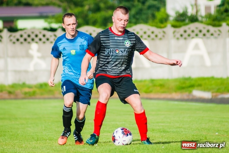 Zdjęcie w galerii na portalu naszraciborz.pl: Puchar, szampan i race na zakończenie sezonu. Awans Tworkowa do klasy okręgowej [FOTO i WIDEO] wiadomości z regionu