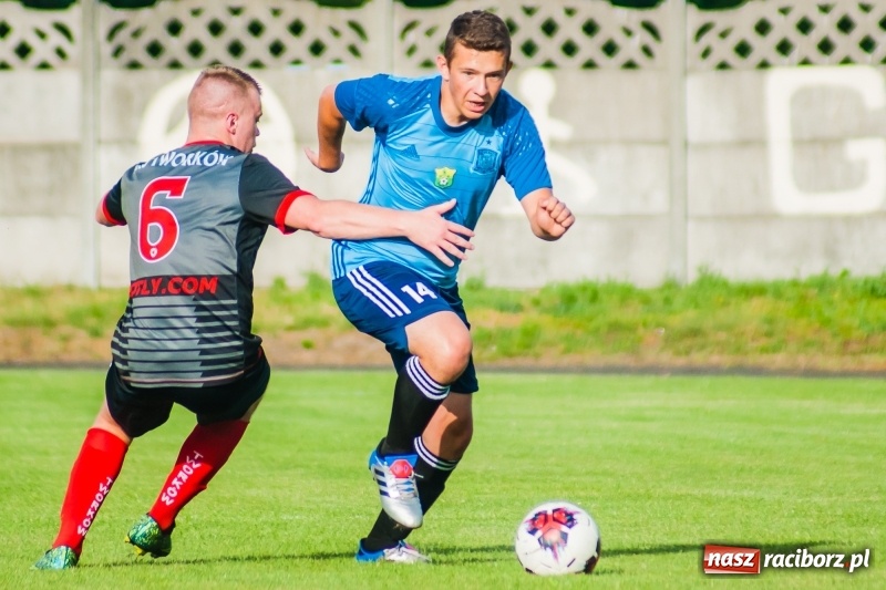 Zdjęcie w galerii na portalu naszraciborz.pl: Puchar, szampan i race na zakończenie sezonu. Awans Tworkowa do klasy okręgowej [FOTO i WIDEO] wiadomości z regionu