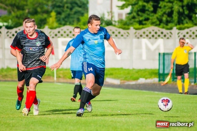 Zdjęcie w galerii na portalu naszraciborz.pl: Puchar, szampan i race na zakończenie sezonu. Awans Tworkowa do klasy okręgowej [FOTO i WIDEO] wiadomości z regionu