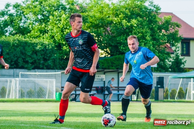 Zdjęcie w galerii na portalu naszraciborz.pl: Puchar, szampan i race na zakończenie sezonu. Awans Tworkowa do klasy okręgowej [FOTO i WIDEO] wiadomości z regionu