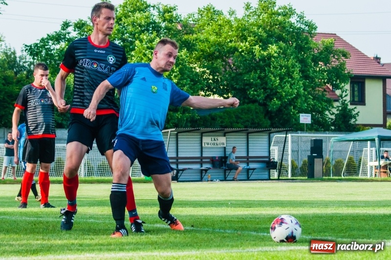 Zdjęcie w galerii na portalu naszraciborz.pl: Puchar, szampan i race na zakończenie sezonu. Awans Tworkowa do klasy okręgowej [FOTO i WIDEO] wiadomości z regionu