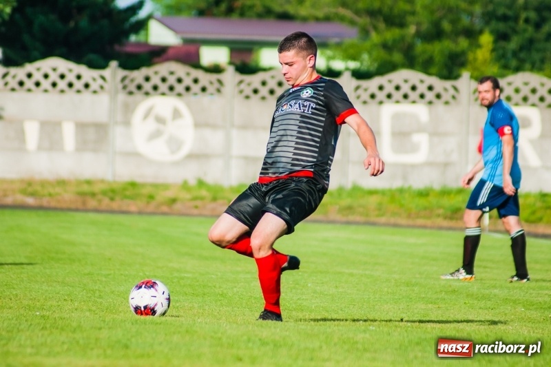 Zdjęcie w galerii na portalu naszraciborz.pl: Puchar, szampan i race na zakończenie sezonu. Awans Tworkowa do klasy okręgowej [FOTO i WIDEO] wiadomości z regionu