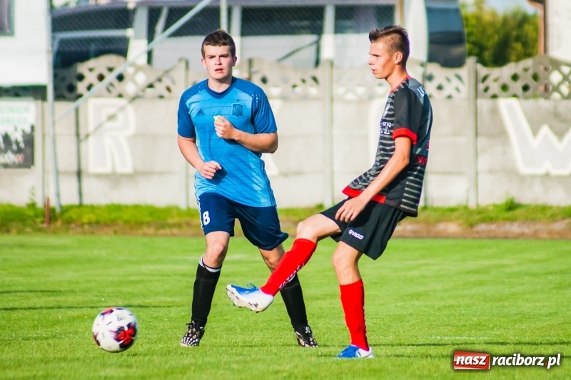 Zdjęcie w galerii na portalu naszraciborz.pl: Puchar, szampan i race na zakończenie sezonu. Awans Tworkowa do klasy okręgowej [FOTO i WIDEO] wiadomości z regionu