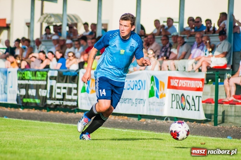 Zdjęcie w galerii na portalu naszraciborz.pl: Puchar, szampan i race na zakończenie sezonu. Awans Tworkowa do klasy okręgowej [FOTO i WIDEO] wiadomości z regionu