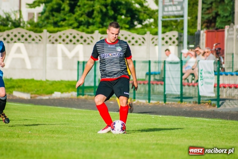 Zdjęcie w galerii na portalu naszraciborz.pl: Puchar, szampan i race na zakończenie sezonu. Awans Tworkowa do klasy okręgowej [FOTO i WIDEO] wiadomości z regionu