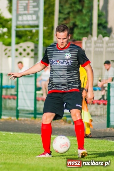 Zdjęcie w galerii na portalu naszraciborz.pl: Puchar, szampan i race na zakończenie sezonu. Awans Tworkowa do klasy okręgowej [FOTO i WIDEO] wiadomości z regionu