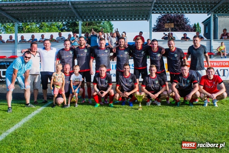 Zdjęcie w galerii na portalu naszraciborz.pl: Puchar, szampan i race na zakończenie sezonu. Awans Tworkowa do klasy okręgowej [FOTO i WIDEO] wiadomości z regionu