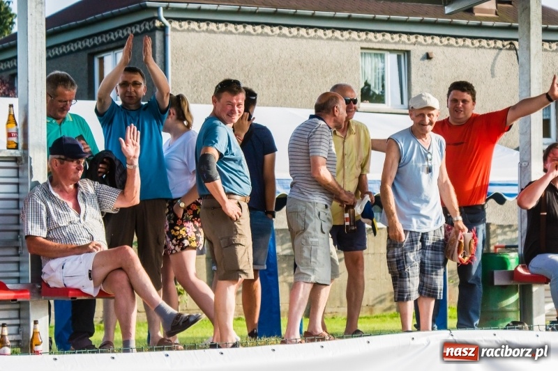 Zdjęcie w galerii na portalu naszraciborz.pl: Puchar, szampan i race na zakończenie sezonu. Awans Tworkowa do klasy okręgowej [FOTO i WIDEO] wiadomości z regionu