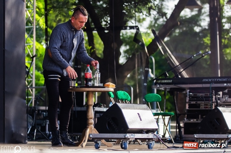 Zdjęcie w galerii na portalu naszraciborz.pl: Kabaret i covery. Jurki i JuicyPop na Dniach Raciborza [FOTO] wiadomości z regionu
