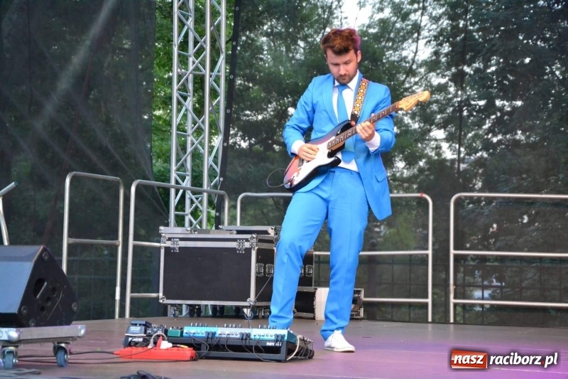 Zdjęcie w galerii na portalu naszraciborz.pl: Kabaret i covery. Jurki i JuicyPop na Dniach Raciborza [FOTO] wiadomości z regionu