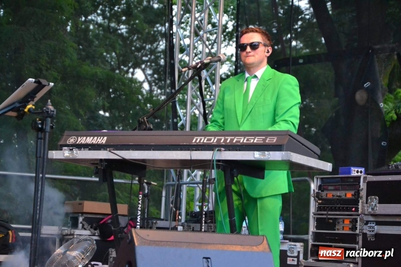 Zdjęcie w galerii na portalu naszraciborz.pl: Kabaret i covery. Jurki i JuicyPop na Dniach Raciborza [FOTO] wiadomości z regionu