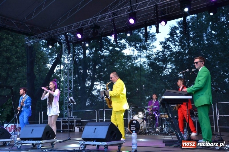 Zdjęcie w galerii na portalu naszraciborz.pl: Kabaret i covery. Jurki i JuicyPop na Dniach Raciborza [FOTO] wiadomości z regionu
