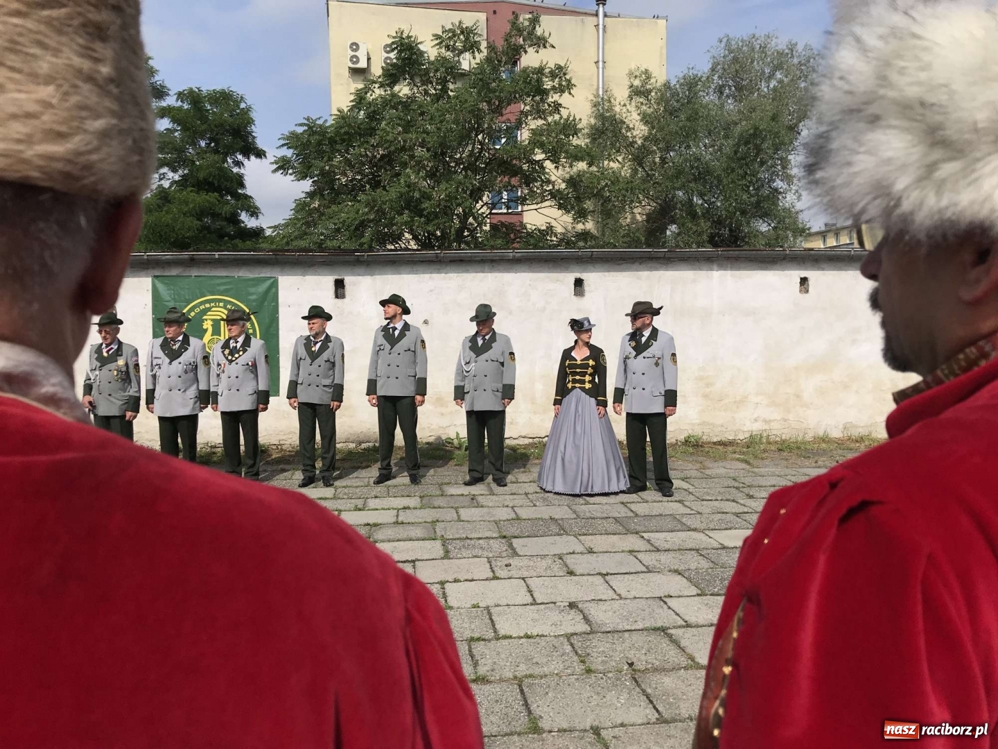 Zdjęcie w galerii na portalu naszraciborz.pl: Jest król i jest kokosza. Brackie strzelanie królewskie w Raciborzu [FOTO i WIDEO] wiadomości z regionu