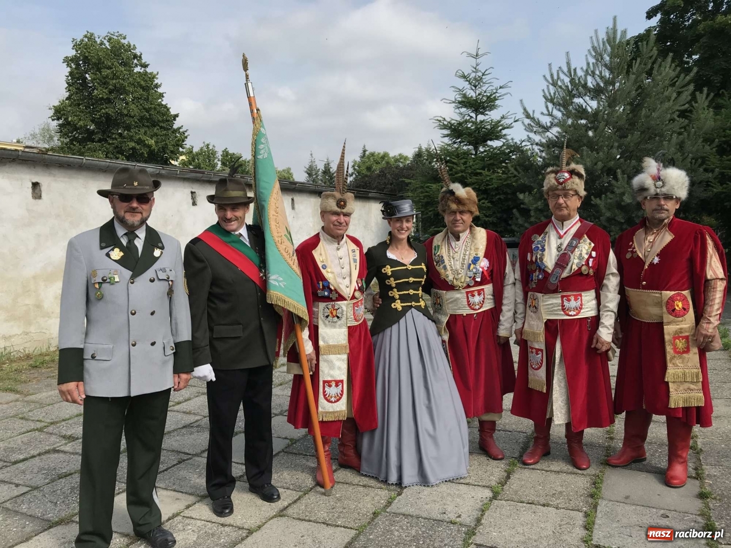 Zdjęcie w galerii na portalu naszraciborz.pl: Jest król i jest kokosza. Brackie strzelanie królewskie w Raciborzu [FOTO i WIDEO] wiadomości z regionu