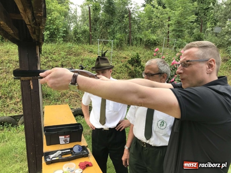 Zdjęcie w galerii na portalu naszraciborz.pl: Jest król i jest kokosza. Brackie strzelanie królewskie w Raciborzu [FOTO i WIDEO] wiadomości z regionu