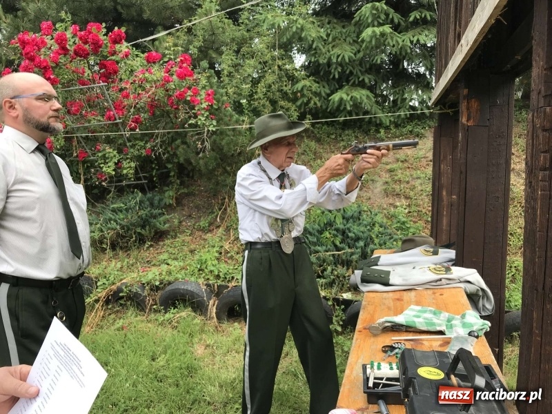 Zdjęcie w galerii na portalu naszraciborz.pl: Jest król i jest kokosza. Brackie strzelanie królewskie w Raciborzu [FOTO i WIDEO] wiadomości z regionu
