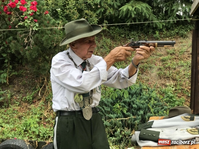 Zdjęcie w galerii na portalu naszraciborz.pl: Jest król i jest kokosza. Brackie strzelanie królewskie w Raciborzu [FOTO i WIDEO] wiadomości z regionu