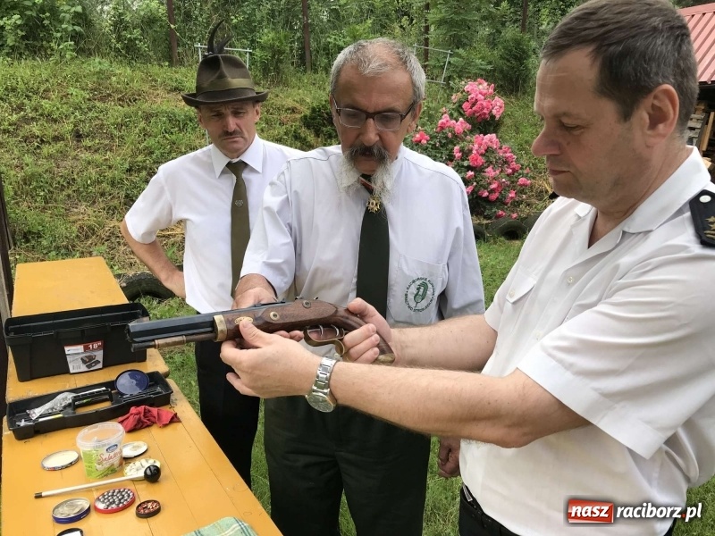 Zdjęcie w galerii na portalu naszraciborz.pl: Jest król i jest kokosza. Brackie strzelanie królewskie w Raciborzu [FOTO i WIDEO] wiadomości z regionu