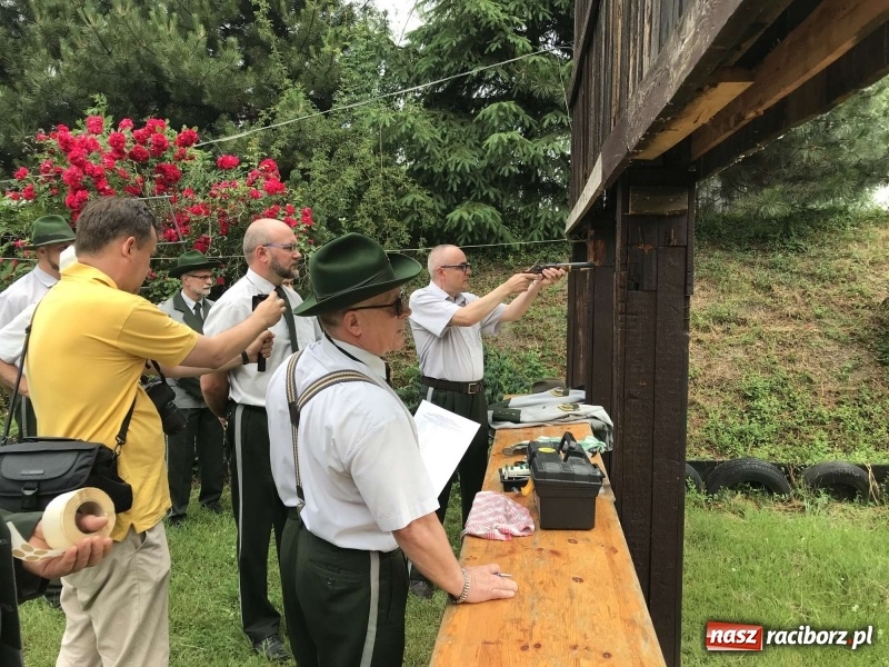 Zdjęcie w galerii na portalu naszraciborz.pl: Jest król i jest kokosza. Brackie strzelanie królewskie w Raciborzu [FOTO i WIDEO] wiadomości z regionu