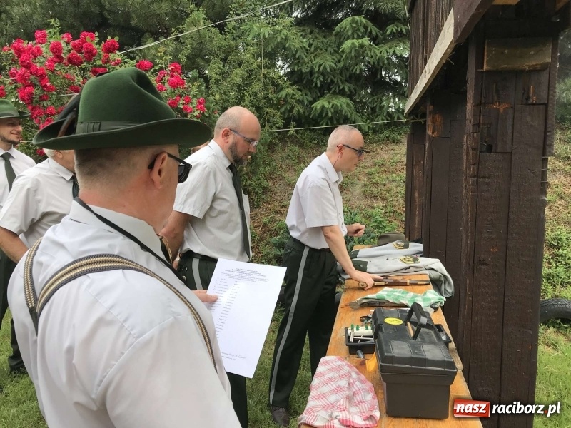 Zdjęcie w galerii na portalu naszraciborz.pl: Jest król i jest kokosza. Brackie strzelanie królewskie w Raciborzu [FOTO i WIDEO] wiadomości z regionu
