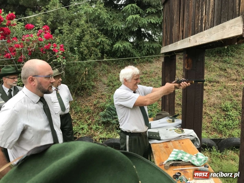 Zdjęcie w galerii na portalu naszraciborz.pl: Jest król i jest kokosza. Brackie strzelanie królewskie w Raciborzu [FOTO i WIDEO] wiadomości z regionu