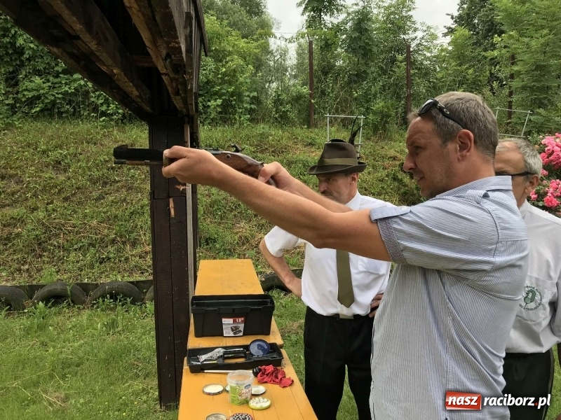 Zdjęcie w galerii na portalu naszraciborz.pl: Jest król i jest kokosza. Brackie strzelanie królewskie w Raciborzu [FOTO i WIDEO] wiadomości z regionu