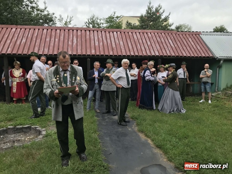 Zdjęcie w galerii na portalu naszraciborz.pl: Jest król i jest kokosza. Brackie strzelanie królewskie w Raciborzu [FOTO i WIDEO] wiadomości z regionu