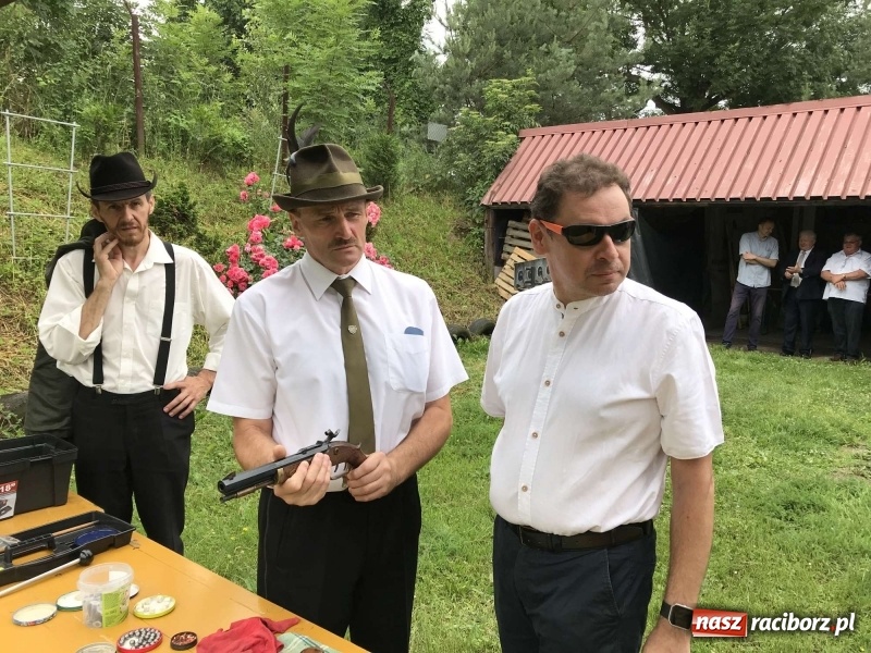 Zdjęcie w galerii na portalu naszraciborz.pl: Jest król i jest kokosza. Brackie strzelanie królewskie w Raciborzu [FOTO i WIDEO] wiadomości z regionu