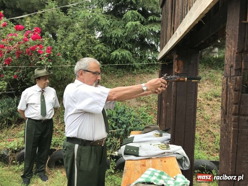 Zdjęcie w galerii na portalu naszraciborz.pl: Jest król i jest kokosza. Brackie strzelanie królewskie w Raciborzu [FOTO i WIDEO] wiadomości z regionu
