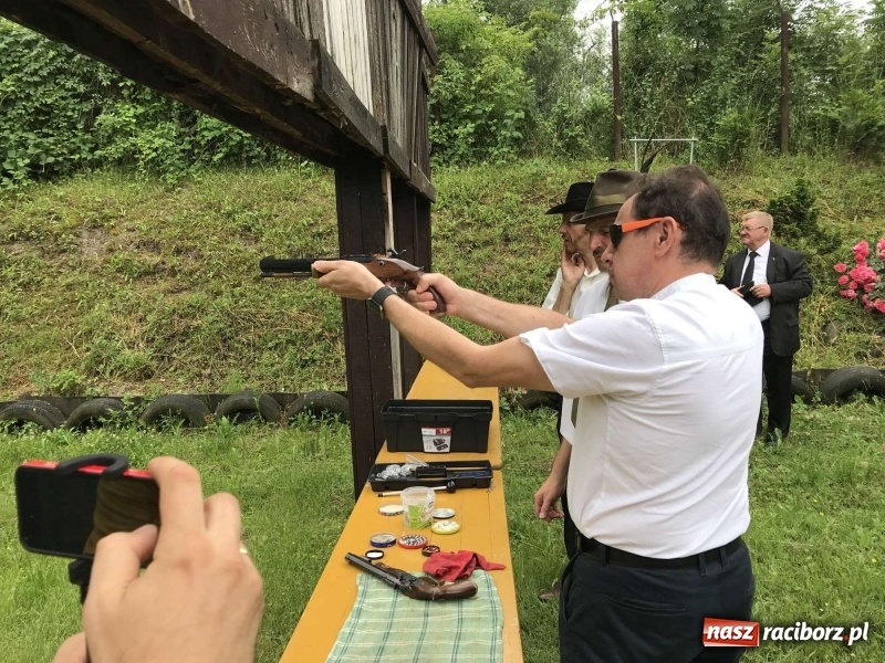 Zdjęcie w galerii na portalu naszraciborz.pl: Jest król i jest kokosza. Brackie strzelanie królewskie w Raciborzu [FOTO i WIDEO] wiadomości z regionu
