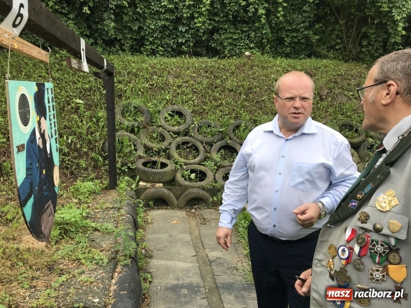 Zdjęcie w galerii na portalu naszraciborz.pl: Jest król i jest kokosza. Brackie strzelanie królewskie w Raciborzu [FOTO i WIDEO] wiadomości z regionu